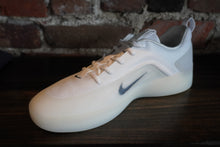 Load image into Gallery viewer, Nike SB NYJAH 4 white/black
