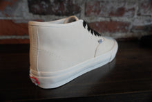 Load image into Gallery viewer, Vans Skate Authentic Mid white/black suede
