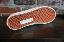 Load image into Gallery viewer, Vans Skate Authentic Mid white/black suede
