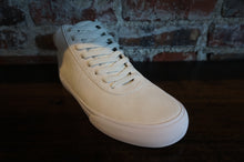 Load image into Gallery viewer, Warsaw Chapter Mid white/white pig suede
