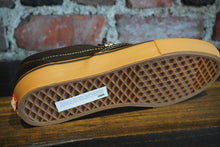 Load image into Gallery viewer, Vans Skate Slip On black/gum
