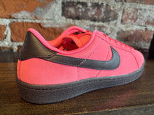 Load image into Gallery viewer, Nike SB Zoom Tennis Classic WC hyper pink
