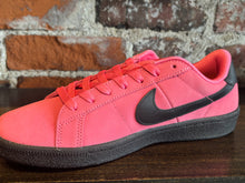 Load image into Gallery viewer, Nike SB Zoom Tennis Classic WC hyper pink
