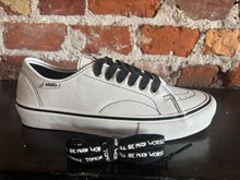 Load image into Gallery viewer, Vans AVE classic low x Hockey white
