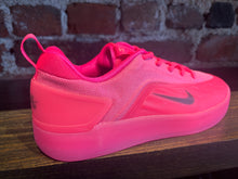 Load image into Gallery viewer, Nike SB Zoom Nyjah 4 hyper pink
