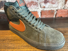 Load image into Gallery viewer, Nike SB Zoom Blazer Mid black spruce/brown
